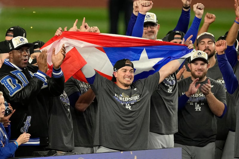 Kiké Hernández, de los Dodgers de Los Ángeles, en el centro, celebra con sus compañeros después de que los Dodgers vencieron a los Yankees de Nueva York en el quinto juego para ganar la Serie Mundial de béisbol, el jueves 31 de octubre de 2024, en Nueva York. (Foto AP/Seth Wenig)