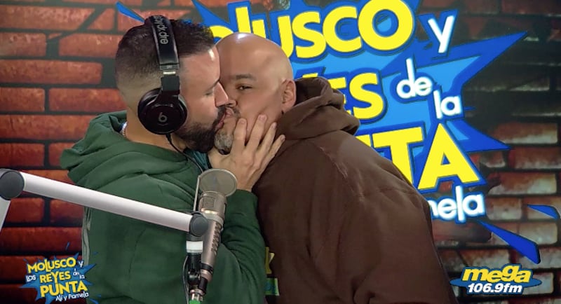 Molusco y Ali Warrington se dan un beso en respuesta a pastor