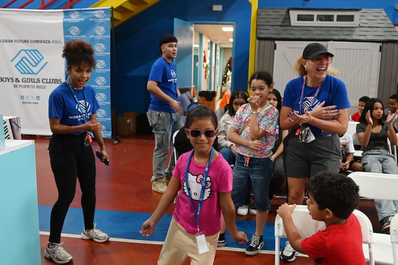 Bonita Tradición. La Fundación Good Bunny de Bad Bunny, hace entrega de regalos a niños y adolescentes