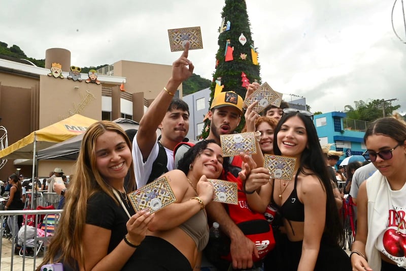 Fanáticos de Bad Bunny hacen fila en Naranjito