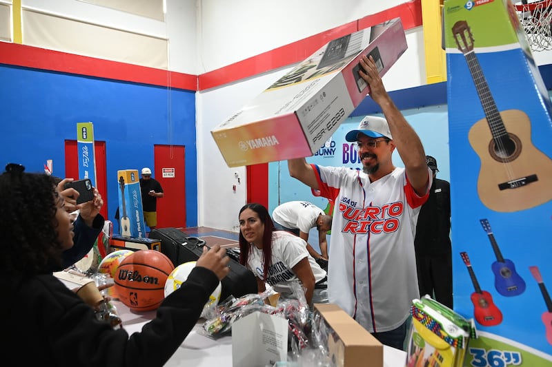 Bonita Tradición. La Fundación Good Bunny de Bad Bunny, hace entrega de regalos a niños y adolescentes