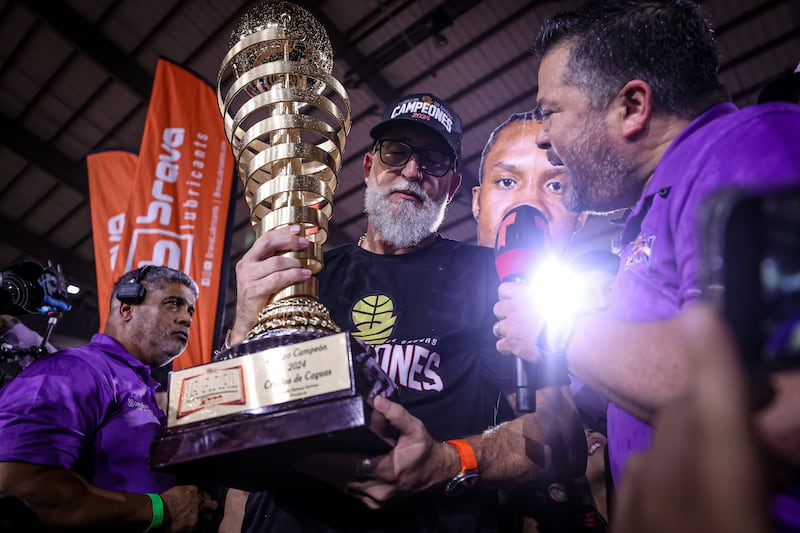 El dirigente de los Criollos de Caguas en la celebración del campeonato.