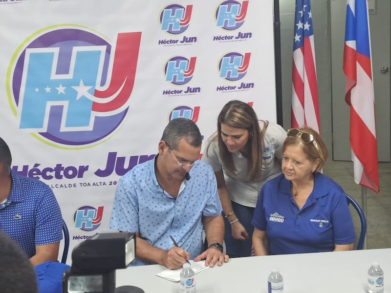 Participando de una actividad del PNP, junto al gobernador Pedro Pierluisi y su madre, la senadora Migdalia Padilla.