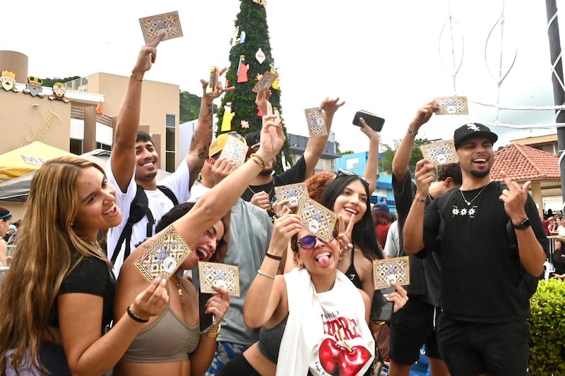 Fanáticos de Bad Bunny hacen fila en Naranjito