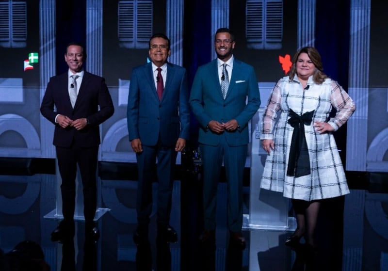 Candidatos a la gobernación durante debate de Wapa. De izquierda a derecha: Juan Dalmau del Partido Independentista Puertorriqueño, Javier Jiménez de Proyecto Dignidad, Jesús Manuel Ortiz del Partido Popular Democrático, Jenniffer González del Partido Nuevo Progresista. Wapa digital.